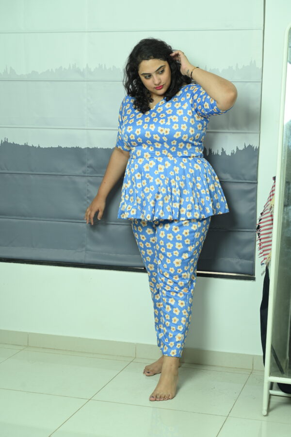 Green hearts and Blue flowers - Image 2